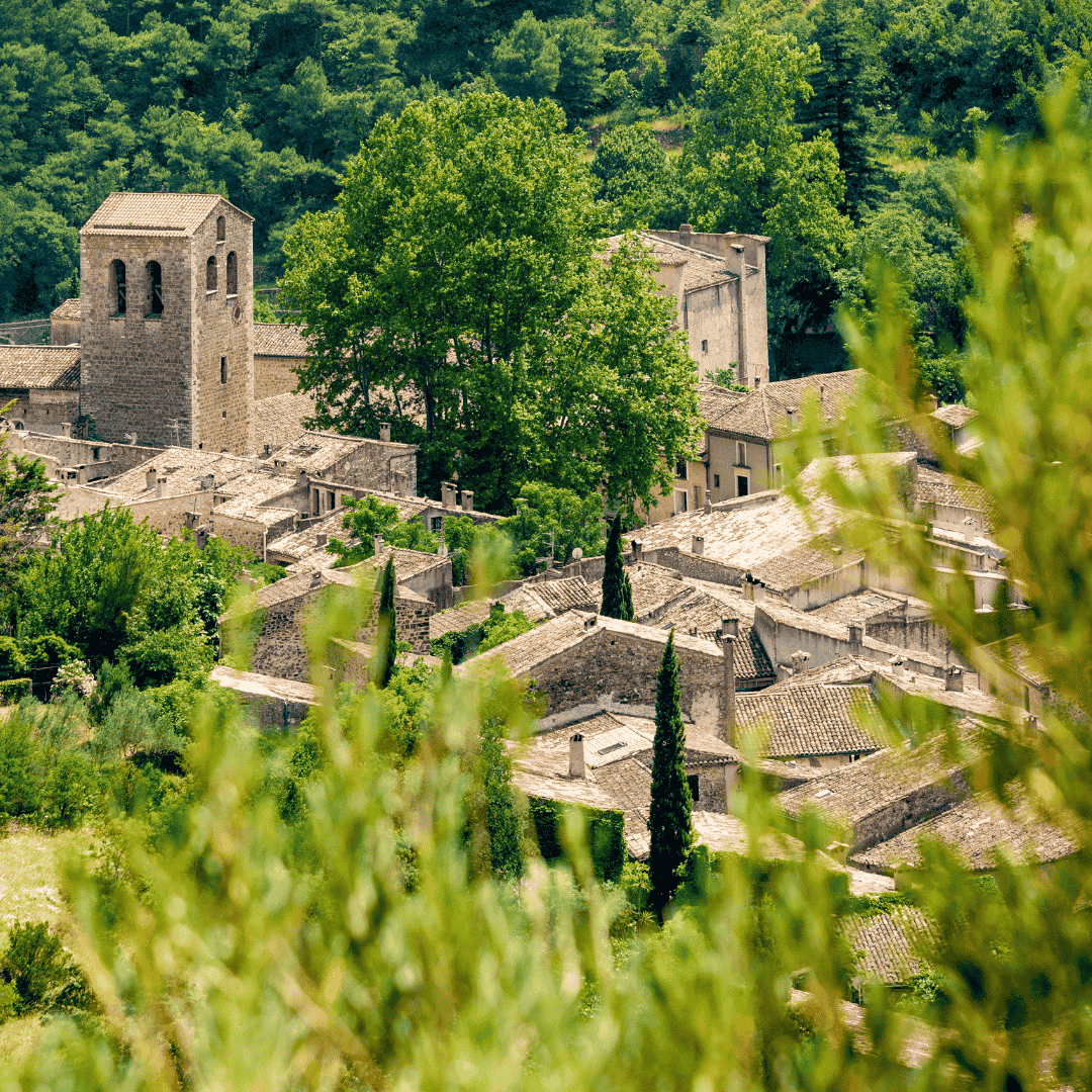 Excursion journée complète à Saint Guilhem-le-Désert, Cirque de Mourèze et Lac du Salagou !