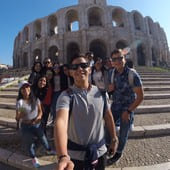 grupos de turistas durante actividades culturales