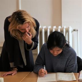 una profesera ayudando una alumna, academia de francés Francia 