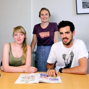 tres alumnos en la ciudad de Montpellier, academia de francés Francia 